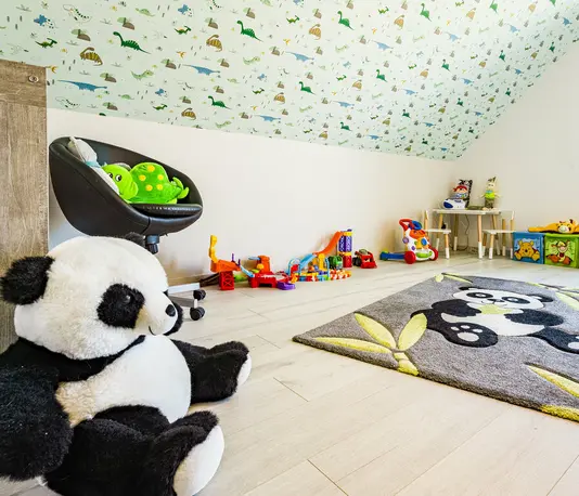 Kinderzimmer-3 Kinderzimmer mit Panda-Kuscheltier